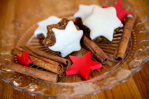 Wir verbinden den Geruch und Geschmack von Lebkuchen, Glühwein und Zimtsternen mit Weihnachten, weil es diese traditionell zu de
