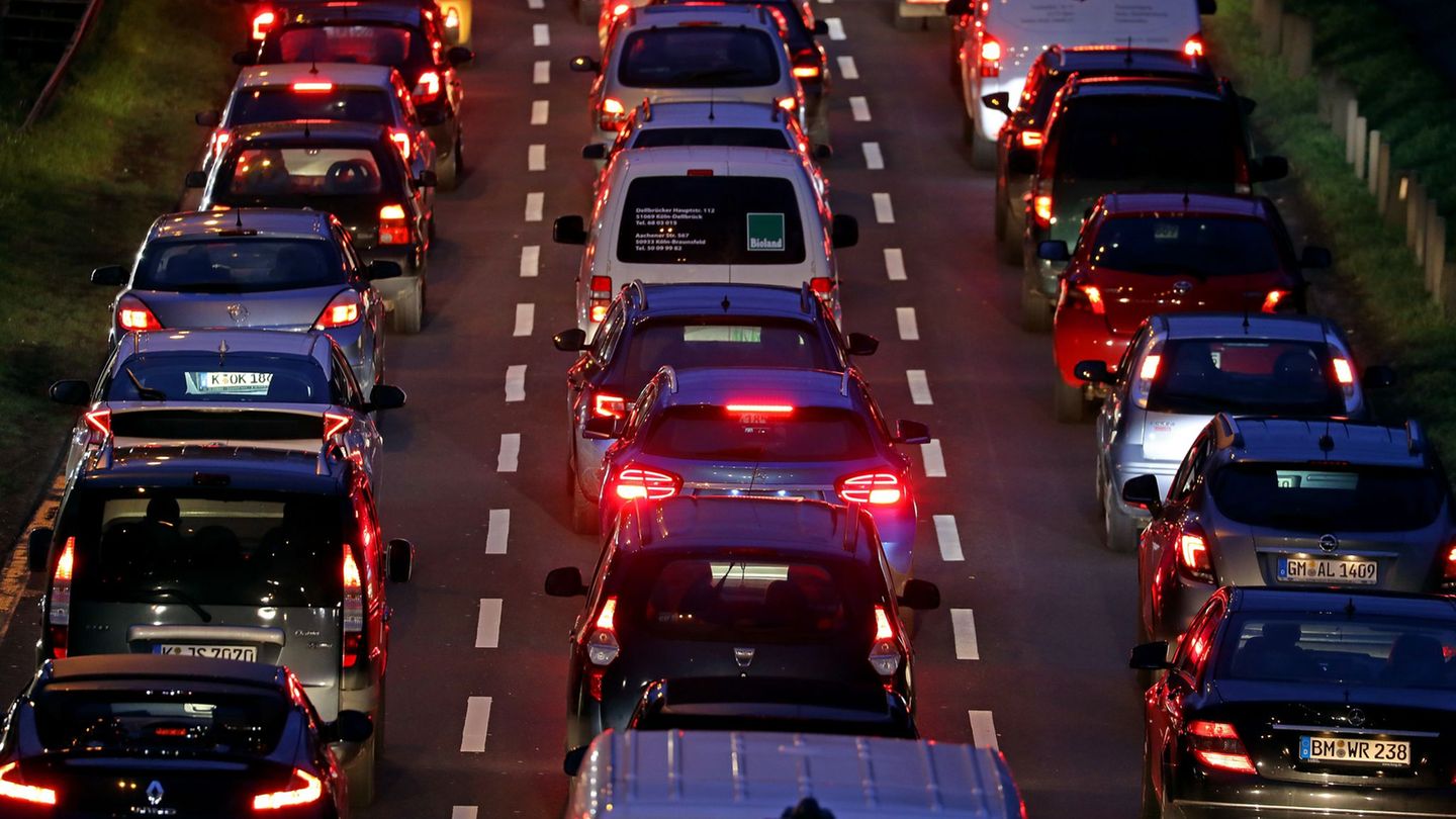 Vor allem am 4. Adventswochenende rechnet der ADAC mit viel Verkehr in den Städten. (Archivbild) Foto: Oliver Berg/dpa