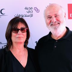 Rob Reiner und Michele Singer Reiner posieren auf einem Roten Teppich