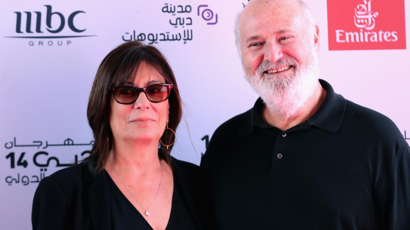 Rob Reiner und Michele Singer Reiner posieren auf einem Roten Teppich