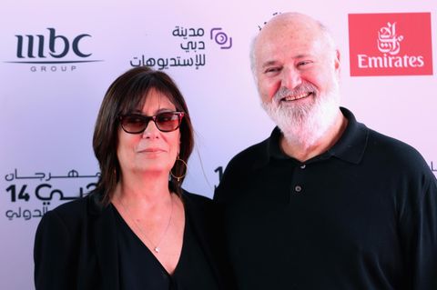Rob Reiner und Michele Singer Reiner posieren auf einem Roten Teppich