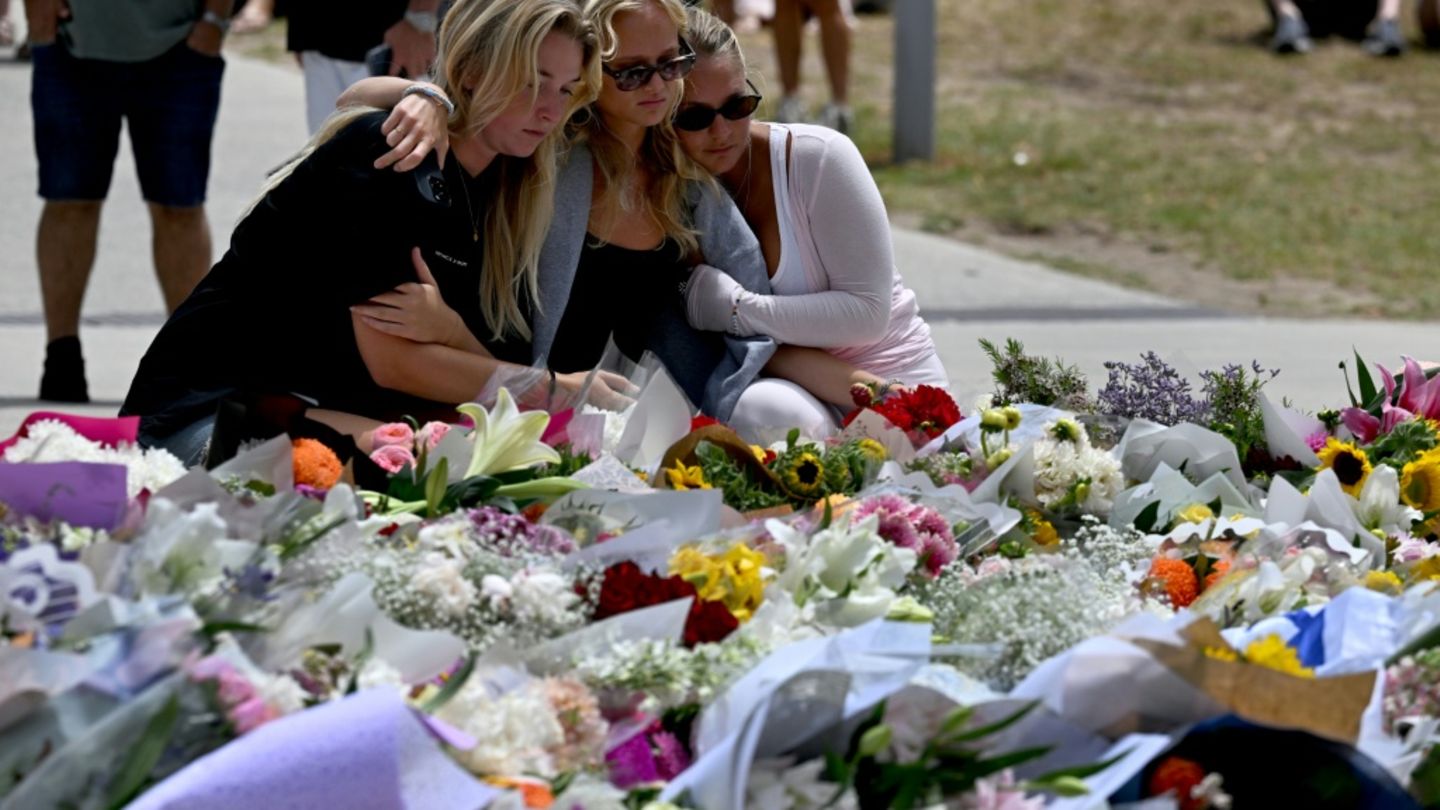 Trauernde am Montag am Anschlagsort in Sydney