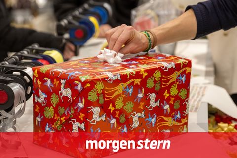 Viele Menschen in Deutschland packen auch gern Geschenke für sich selbst