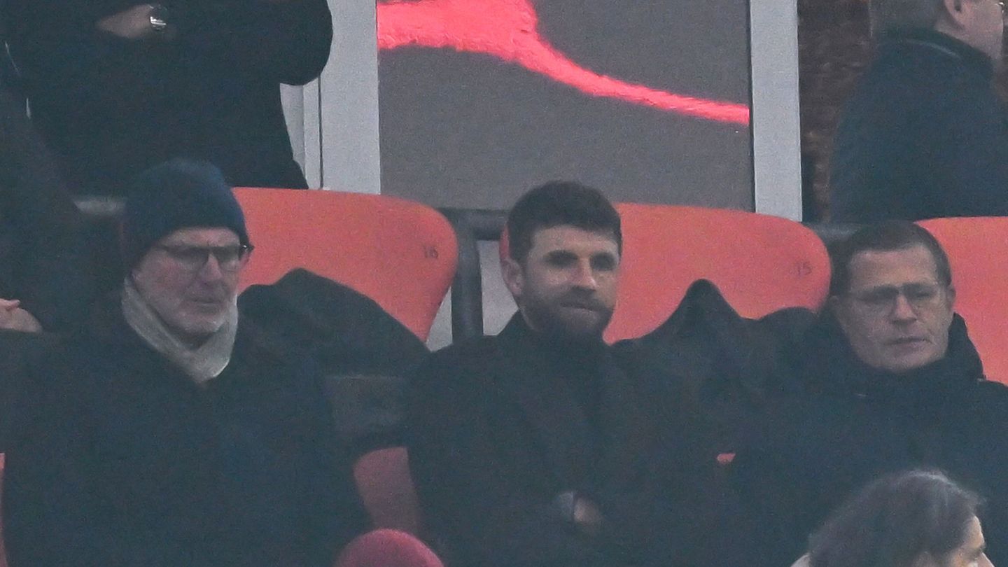 Müller (m) sieht die Bayern-Mühen beim 2:2 gegen Mainz. Foto: Sven Hoppe/dpa