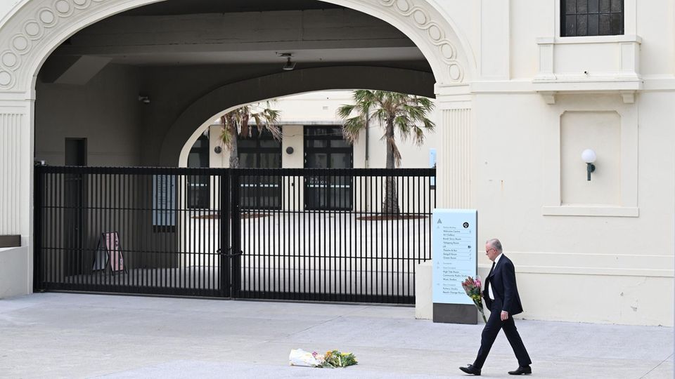 Der australische Premierminister Anthony Albanese legt einen Tag nach der Schießerei Blumen am Bondi Beach in Sydney nieder