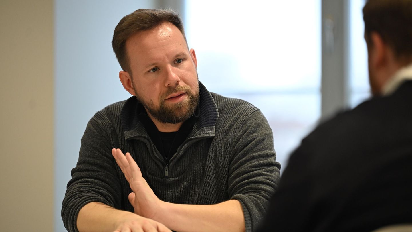 Linke-Landeschef Peters erklärt, warum seine Partei die Wehrpflicht ablehnt. Foto: Shireen Broszies/dpa