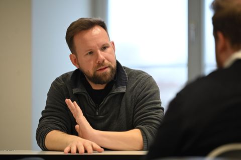 Linke-Landeschef Peters erklärt, warum seine Partei die Wehrpflicht ablehnt. Foto: Shireen Broszies/dpa