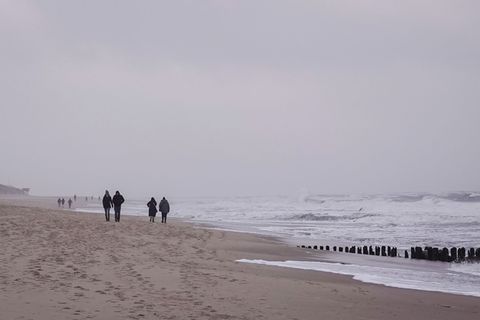 Es wird windig aber vergleichsweise warm. (Symbolbild) Foto: Christian Charisius/dpa
