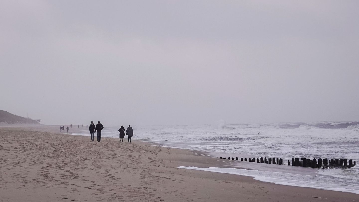 Es wird windig aber vergleichsweise warm. (Symbolbild) Foto: Christian Charisius/dpa