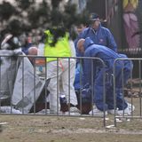 Gerichtsmediziner untersuchen die Leiche eines Opfers am Tatort