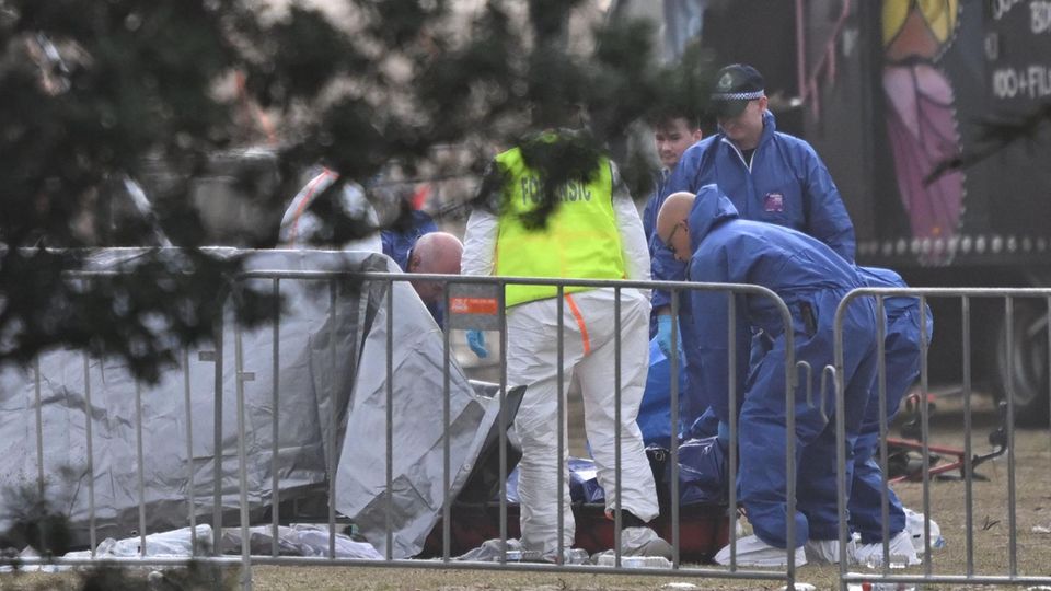 Gerichtsmediziner untersuchen die Leiche eines Opfers am Tatort