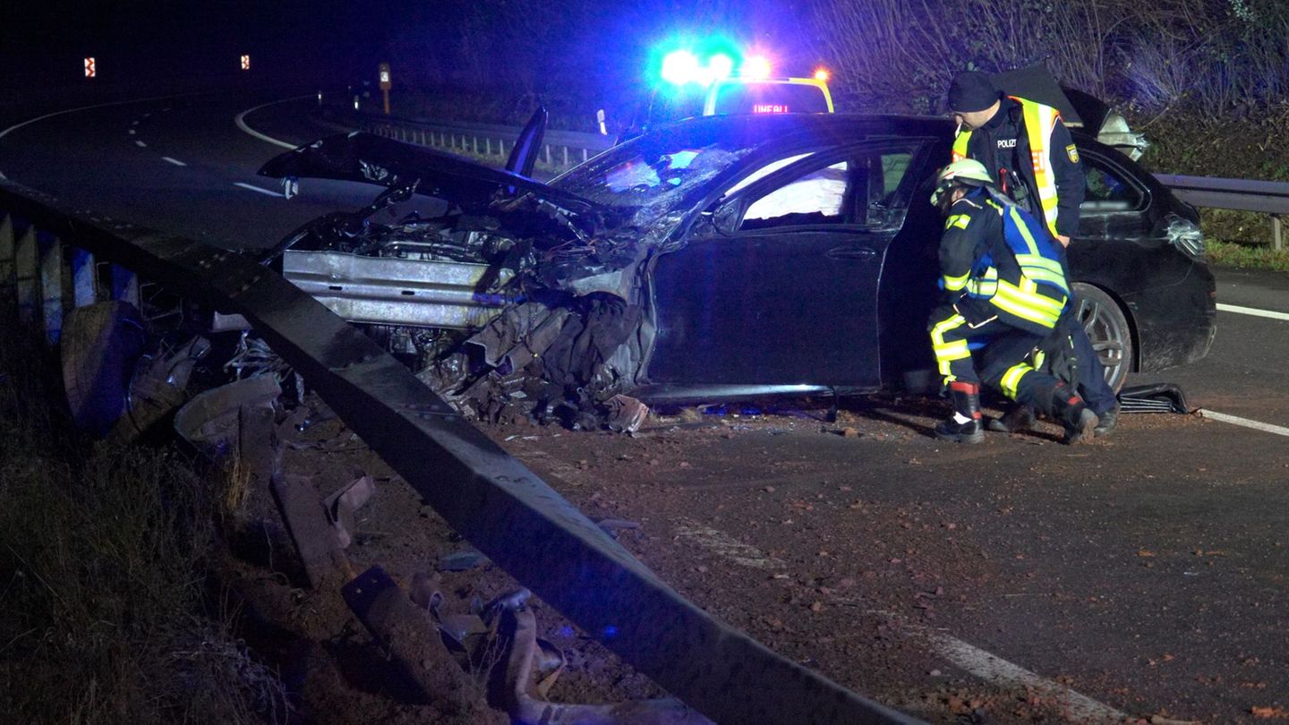 Der Fahrer verlor aus bislang unbekannten Gründen die Kontrolle über sein Auto. (Symbolbild) Foto: Thorsten Kremers/dpa