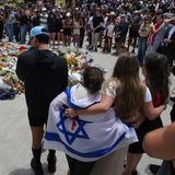 Blumen und Kerzen vor dem Bondi Pavilion am Bondi Beach in Sydney: Menschen trauern um die Opfer