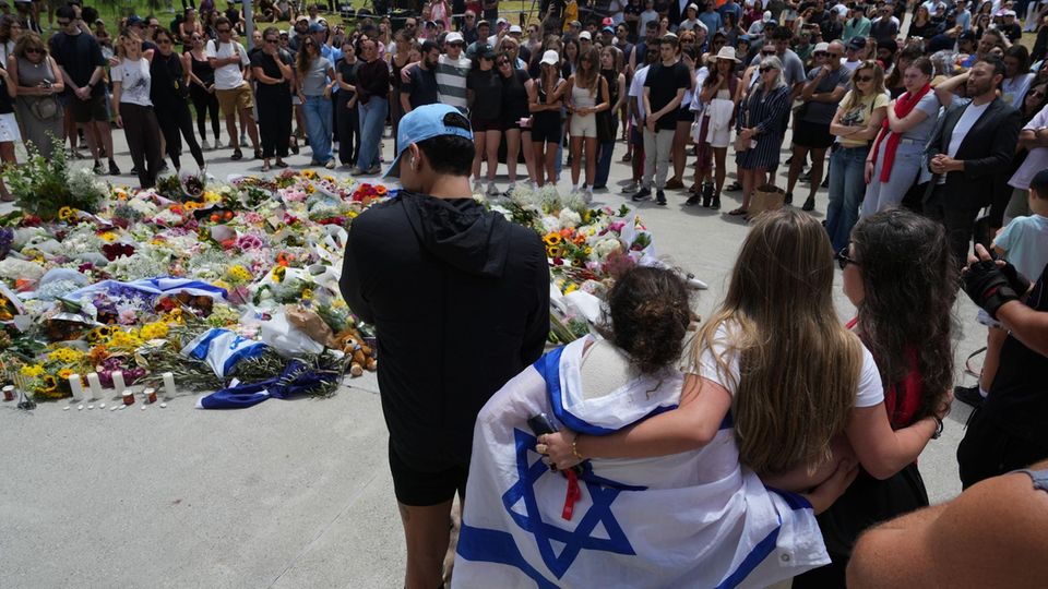 Blumen und Kerzen vor dem Bondi Pavilion am Bondi Beach in Sydney: Menschen trauern um die Opfer
