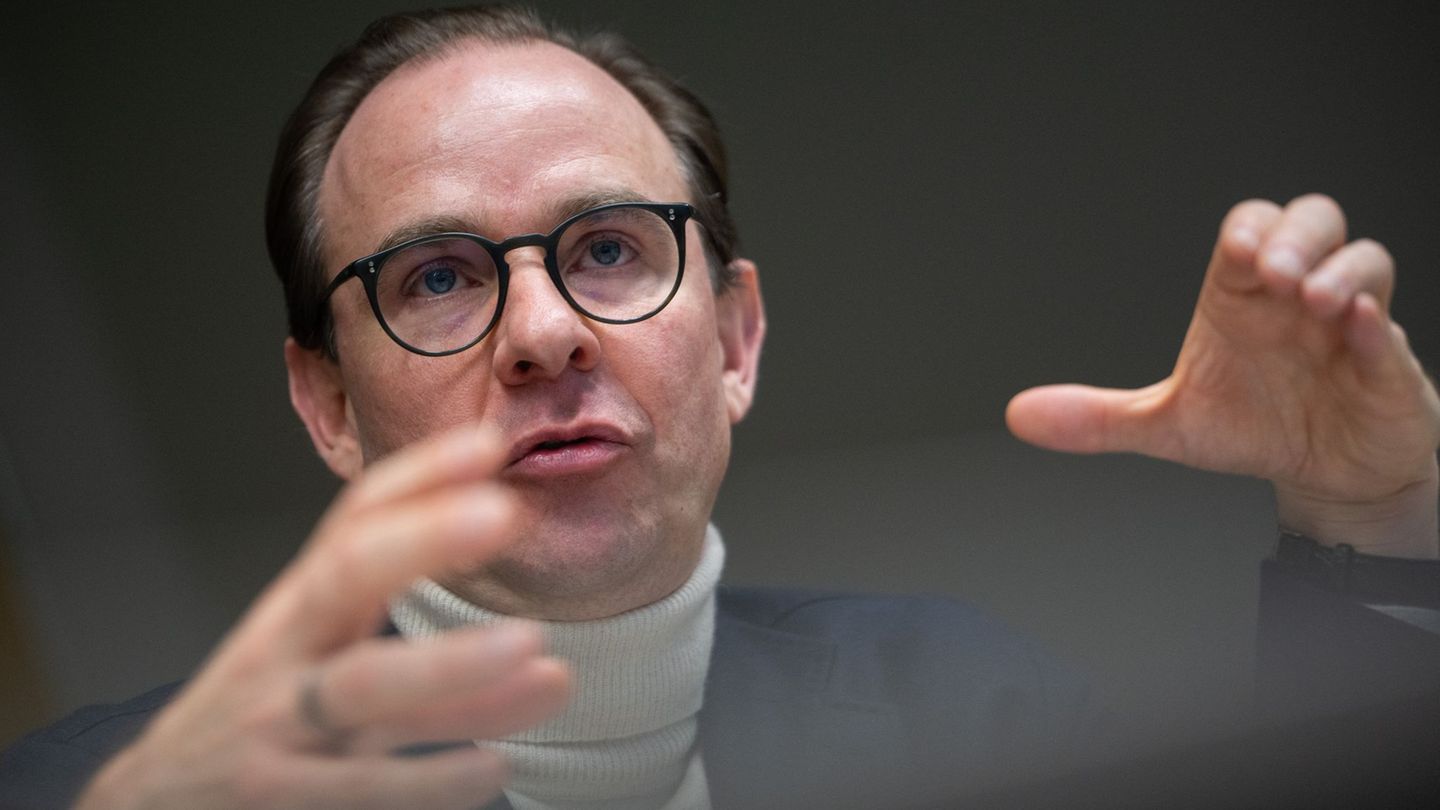 BVG-Chef Henrik Falk will im Frühjahr weitere U-Bahnen bestellen. (Archivbild) Foto: Sebastian Gollnow/dpa