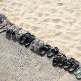 Schue stehen säuberlich aufgereiht am Bondi Beach