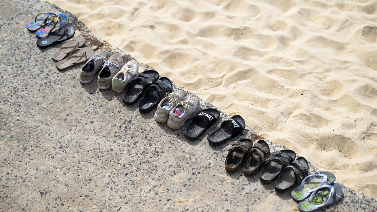 Schue stehen säuberlich aufgereiht am Bondi Beach