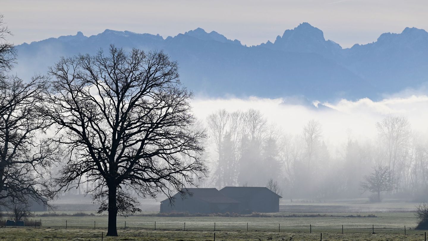 In den Bergen und im südlichen Alpenvorland erwartet der DWD Sonne. (Archivbild) Foto: Uwe Lein/dpa