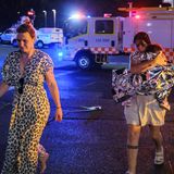 Zwei Frauen sehen zu, dass sie nach dem Anschlag vom Tatort wegkommen