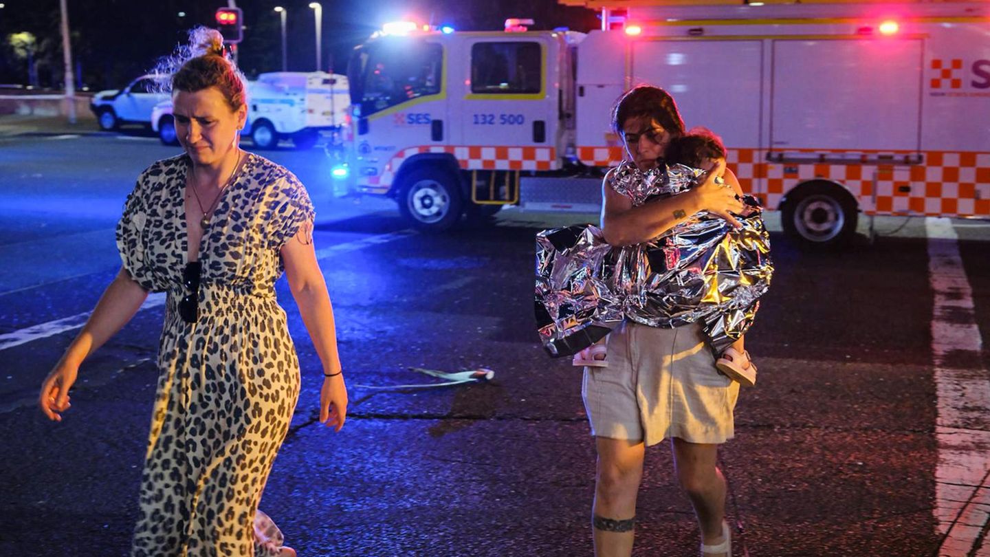 Zwei Frauen sehen zu, dass sie nach dem Anschlag vom Tatort wegkommen