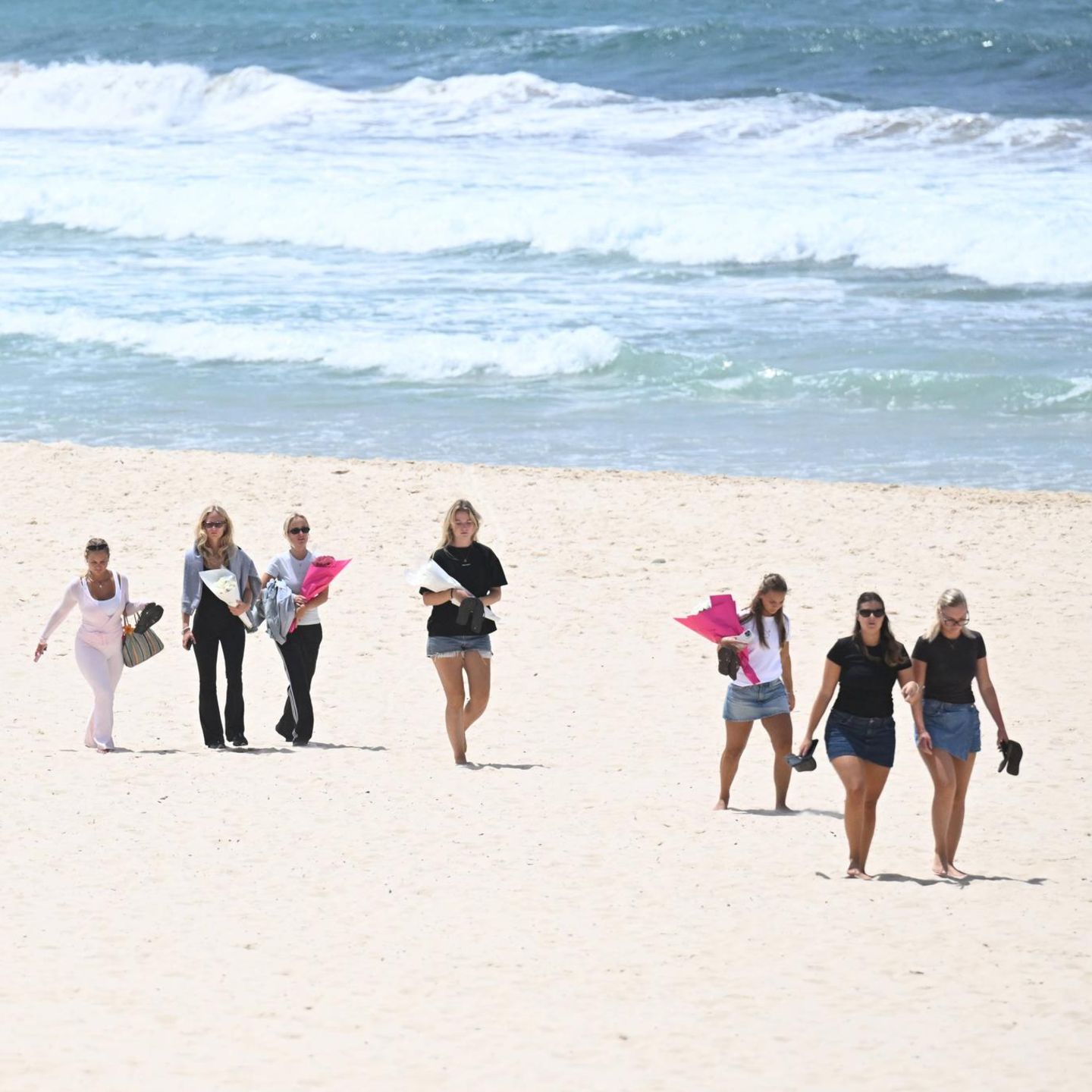 Sydney, Australien. Wo sonst Spaß und Lachen vorherrschen, ziehen nun Trauernde über den Strand. Am Bondi Beach und weit darüber hinaus herrscht Entsetzen über den Terrorakt an den dort Chanukka Feiernden. Ob der weltberühmte Strand jemals die Leichtigkeit ganz zurückgewinnt?