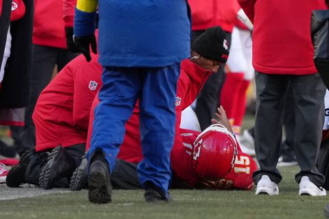 Patrick Mahomes verletzt sich in der Schlussphase. Foto: Ed Zurga/AP/dpa