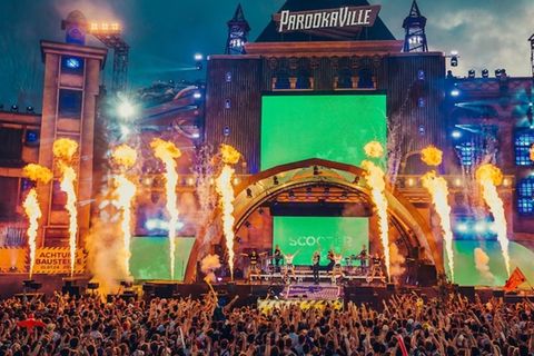 Schon zweimal heizte Scooter beim Parookaville ein. 2026 gibt sich die Band ein drittes Mal die Ehre.