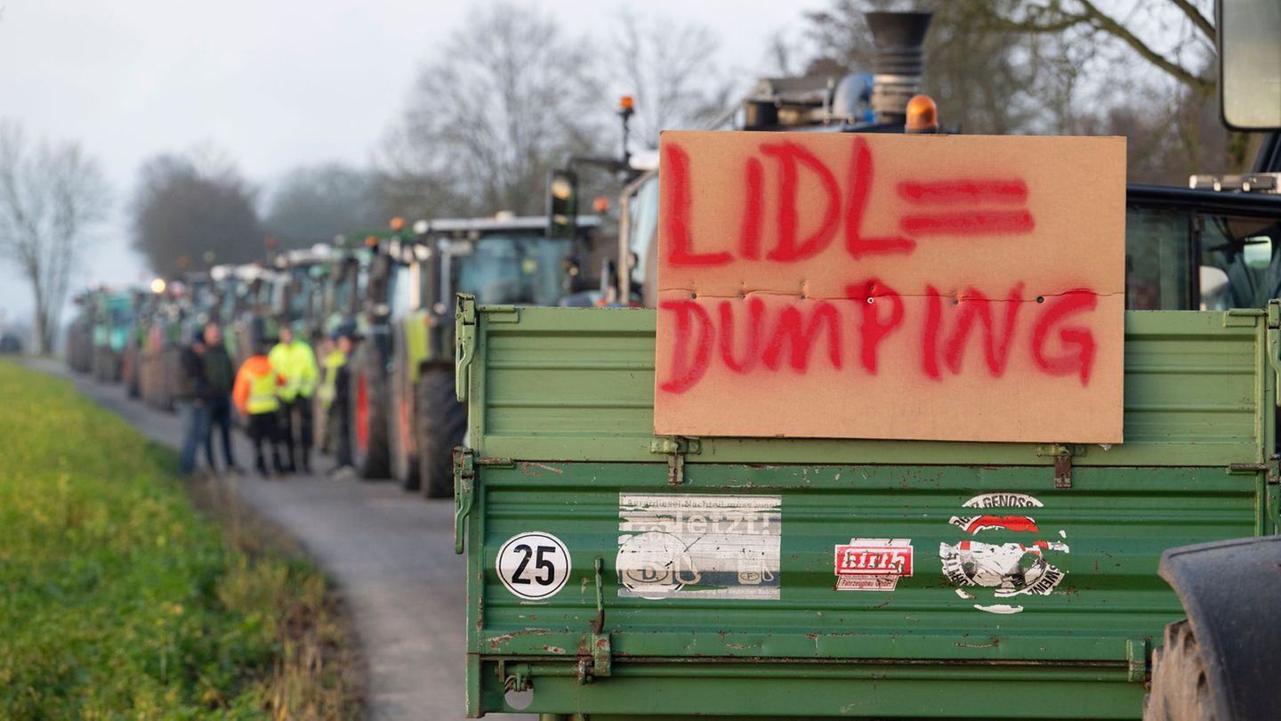 Laut Polizei demonstrierten Landwirte mit rund 50 Traktoren. Foto: Marijan Murat/dpa