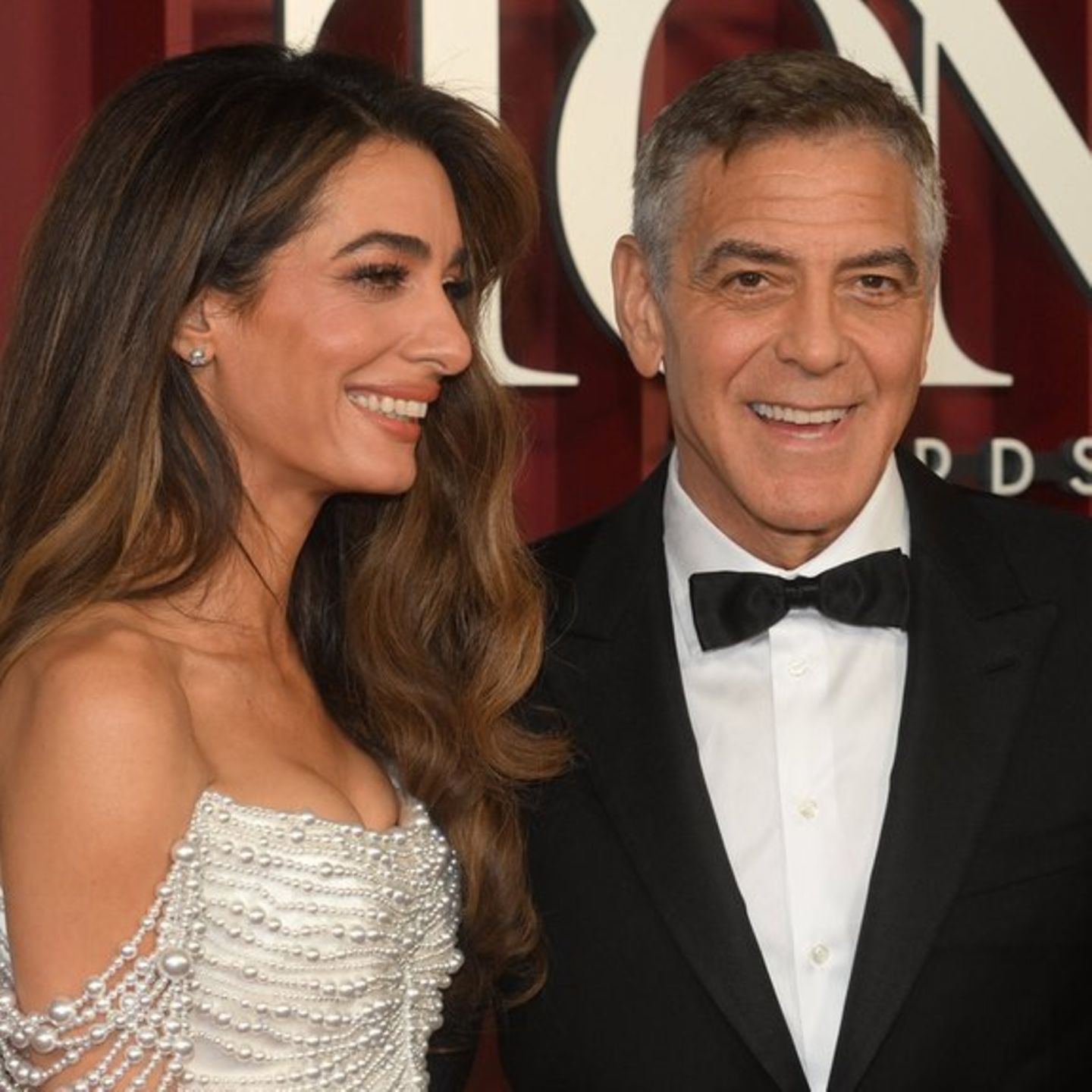 Versprechen an Ehefrau Amal: George Clooney will künftig keine fremden Frauen mehr vor der Kamera küssen.