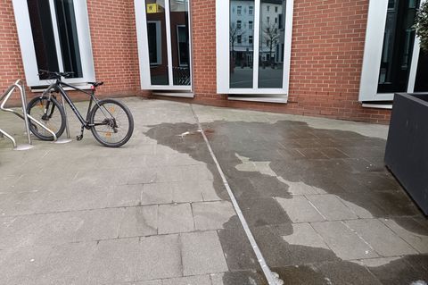 Nach Schüssen sind neben dem Eingang einer Bar auf dem Boden noch Blutspuren zu sehen. Foto: Alexandra Balzer/dpa