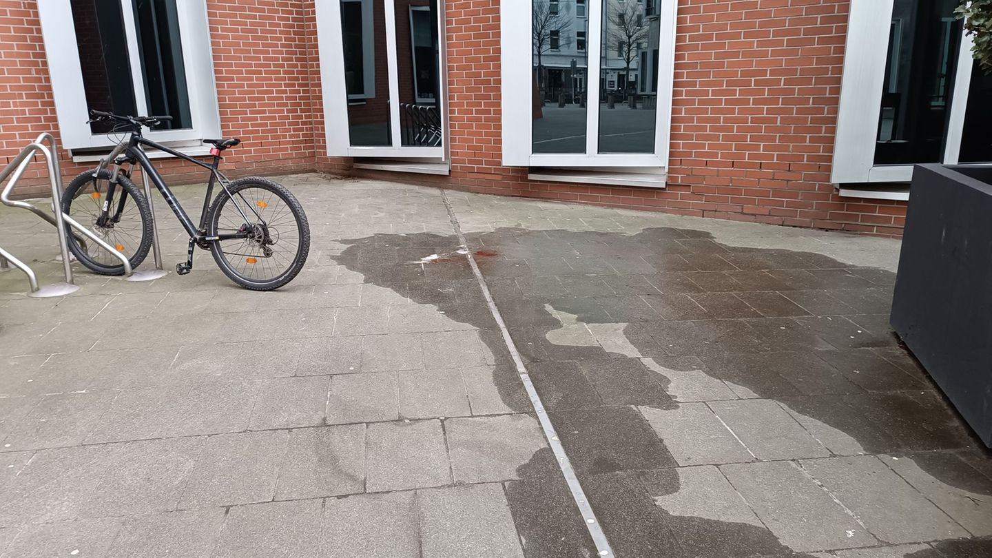 Nach Schüssen sind neben dem Eingang einer Bar auf dem Boden noch Blutspuren zu sehen. Foto: Alexandra Balzer/dpa