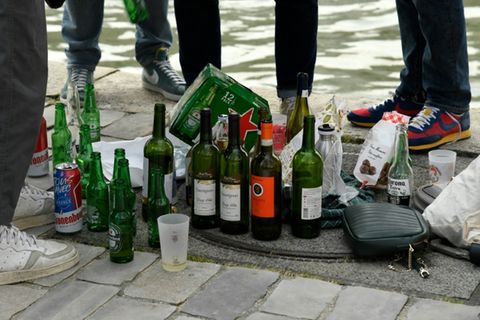 Gruppe junger Leute mit leeren Flaschen