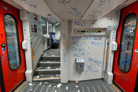 Unbekannte Fans lassen den Zug verwüstet zurück. Foto: -/Bundespolizei/dpa