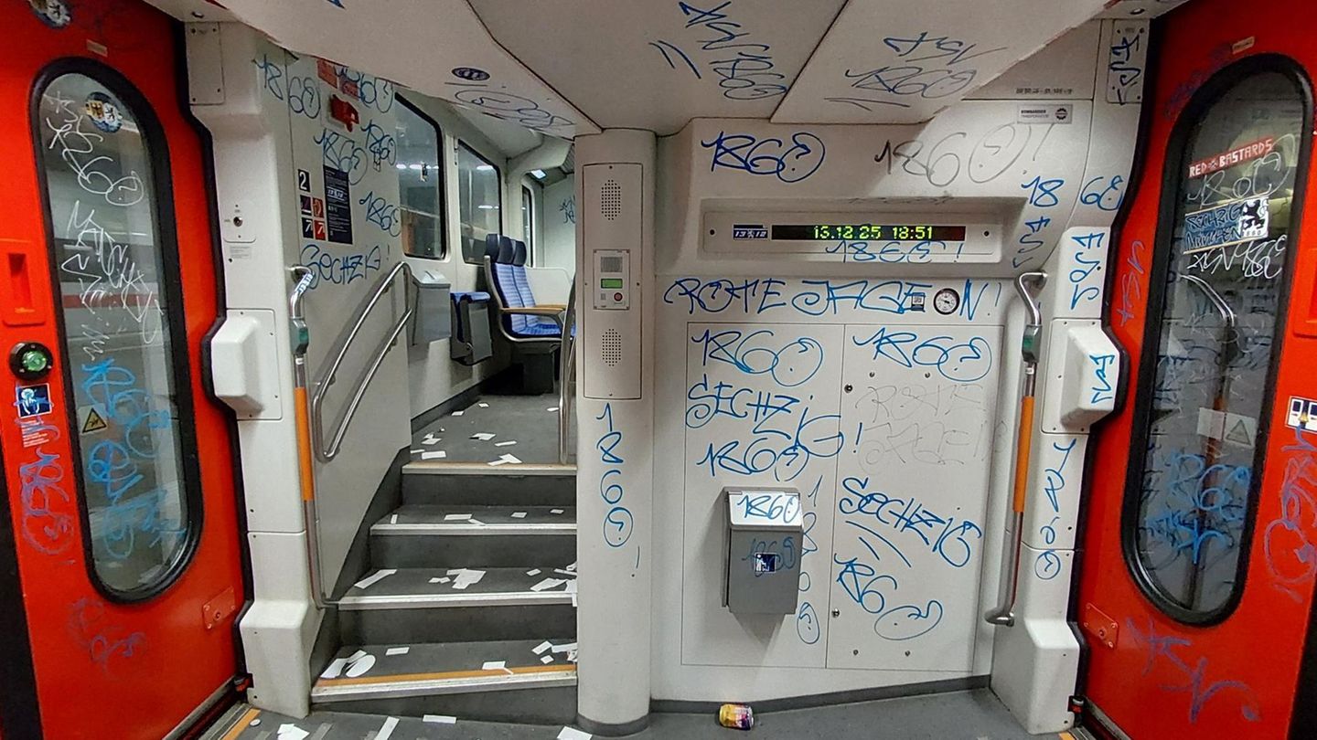 Unbekannte Fans lassen den Zug verwüstet zurück. Foto: -/Bundespolizei/dpa