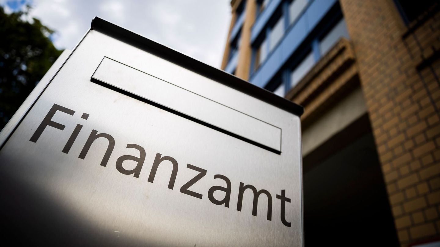 Die Finanzämter in Sachsen-Anhalt verzichten zur Weihnachtszeit auf belastende Maßnahmen (Symbolbild). Foto: Christoph Soeder/dp