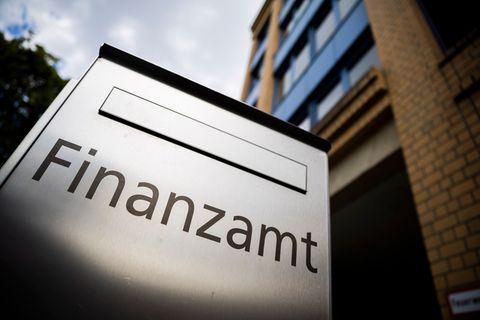 Die Finanzämter in Sachsen-Anhalt verzichten zur Weihnachtszeit auf belastende Maßnahmen (Symbolbild). Foto: Christoph Soeder/dp
