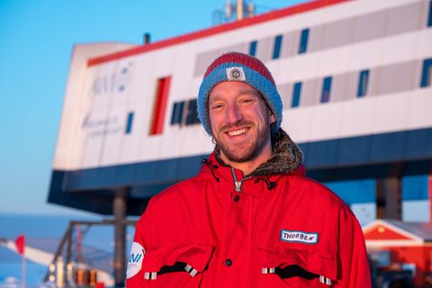 Thorben Koeppen hat seinen Nachfolger in der Küche der Neumayer-Station III eingearbeitet. (Handout) Foto: Lukas Weis/Alfred-Weg