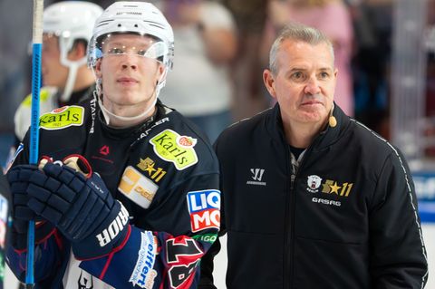 Eisbären-Coach Serge Aubin (r.) freute sich über das gelungene Comeback von Jean-Sébastien Dea gegen Schwenningen. (Archivbild)