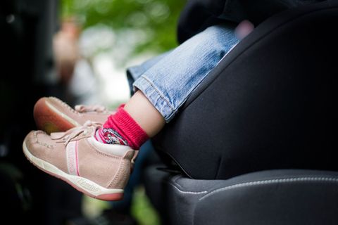 Statt im Kindersitz saß der kleine Junge im Beifahrersitz. (Symbolbild) Foto: Nicolas Armer/dpa/dpa-tmn