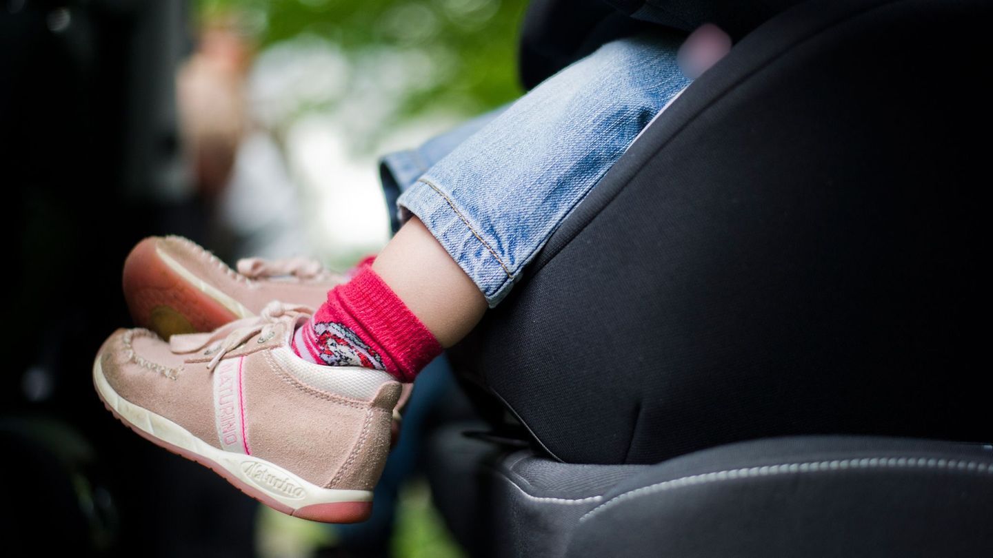 Statt im Kindersitz saß der kleine Junge im Beifahrersitz. (Symbolbild) Foto: Nicolas Armer/dpa/dpa-tmn