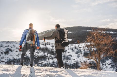 Geschenke für Wanderer und Outdoorfans: Zwei Wanderer in einer Winterlandschaft