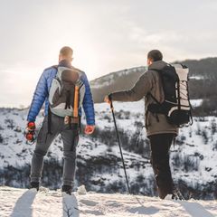 Geschenke für Wanderer und Outdoorfans: Zwei Wanderer in einer Winterlandschaft