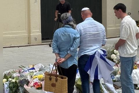 Trauer am Bondi Beach: Einen Tag nach dem Anschlag gedenken Menschen der Opfer.