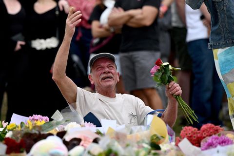 Menschen trauern am Bondi Beach (Australien) um die Opfer des Attentats auf ein jüdisches Fest am Sonntag