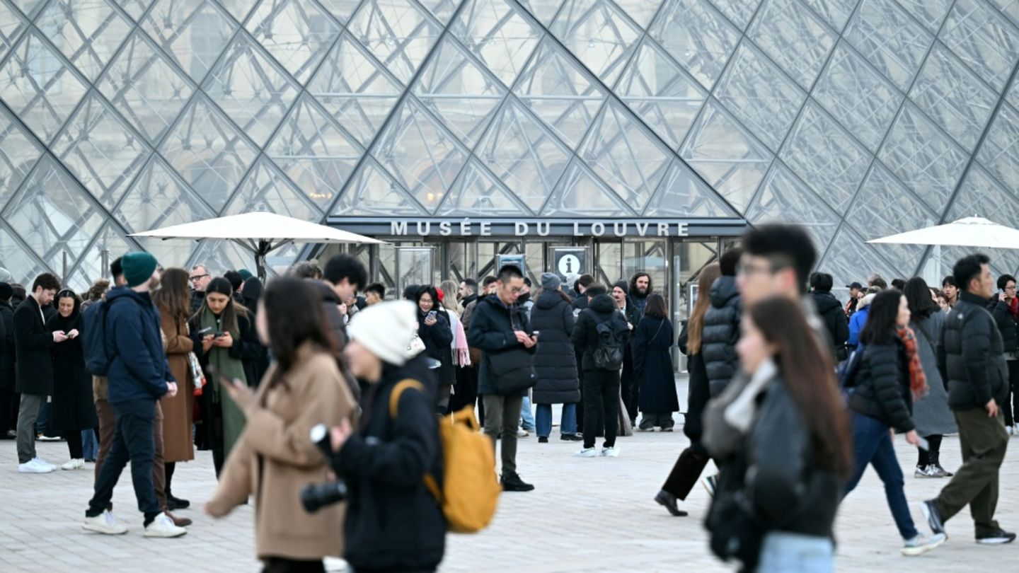Touristen vor dem Louvre-Museum