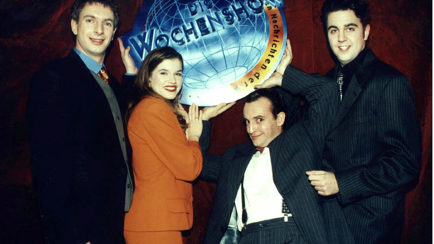 Anke Engelke mit dem Team der Sat.1-Wochenshow