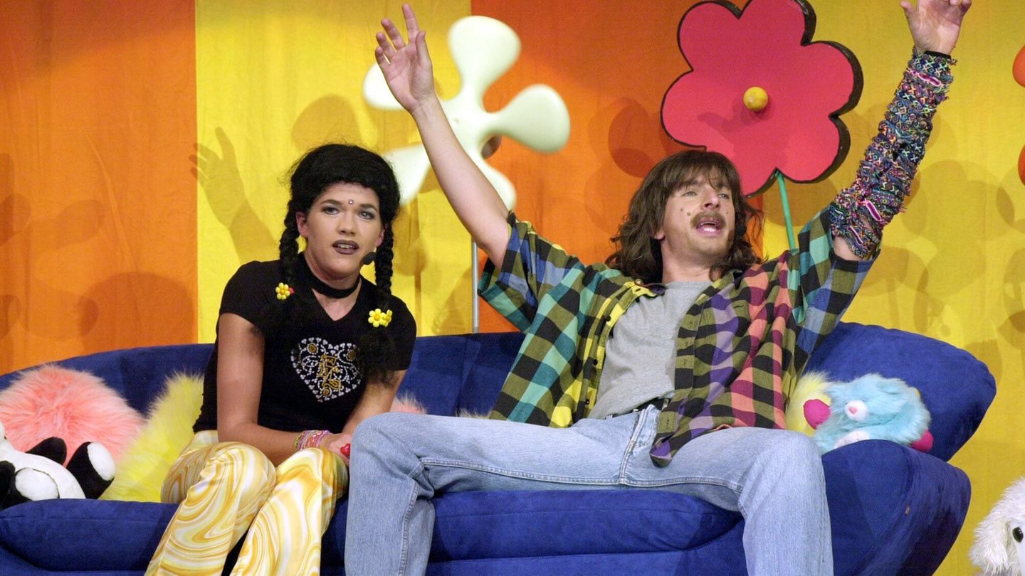 Anke Engelke auf einem blauen Sofa als Figur Ricky, neben ihr Ingolf Lück