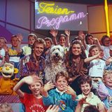 Anke Engelke zwischen lauter Kinder, die sich im Studio freuen