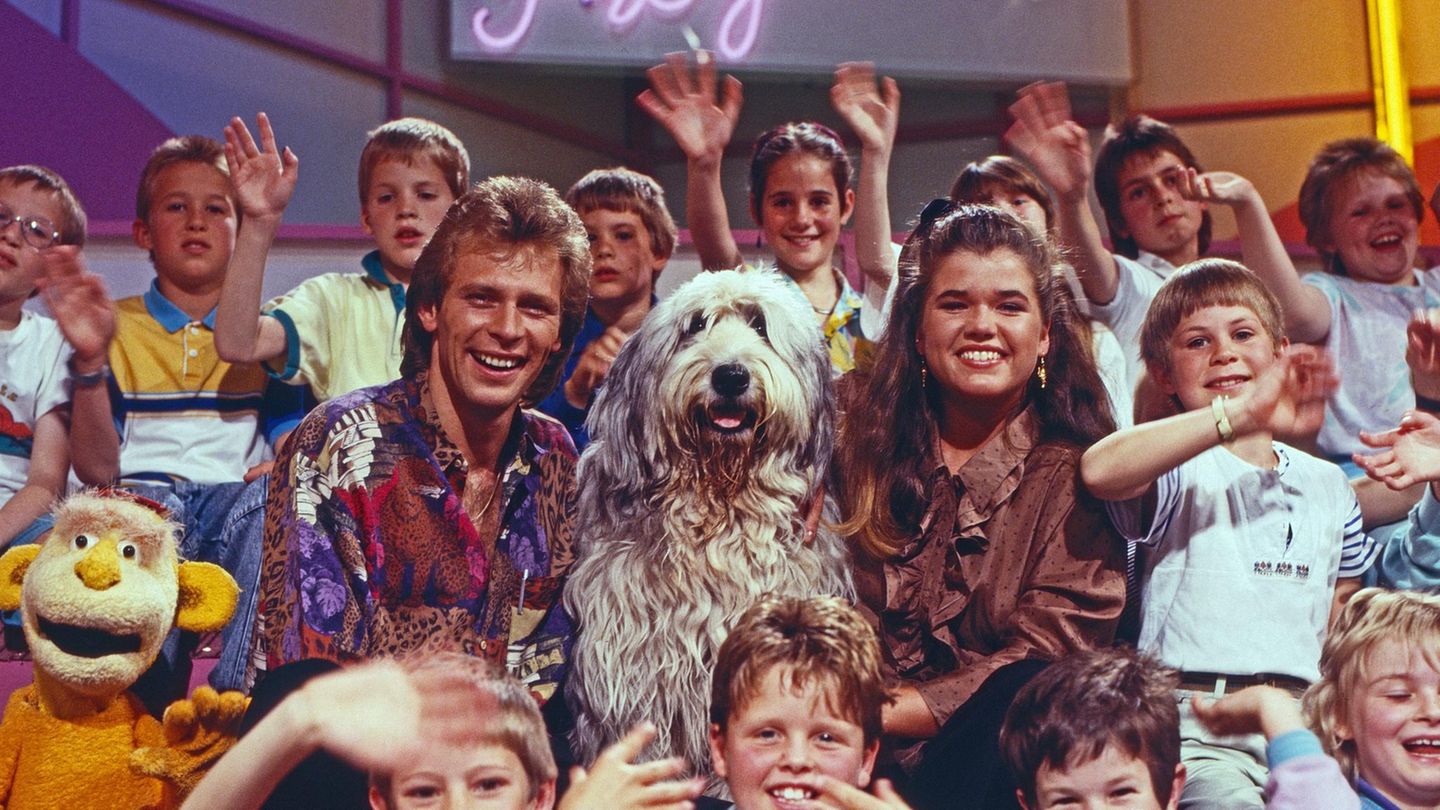 Anke Engelke zwischen lauter Kinder, die sich im Studio freuen