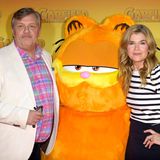 Hape Kerkeling und Anke Engelke 2024 mit dem dicken Kater Garfield